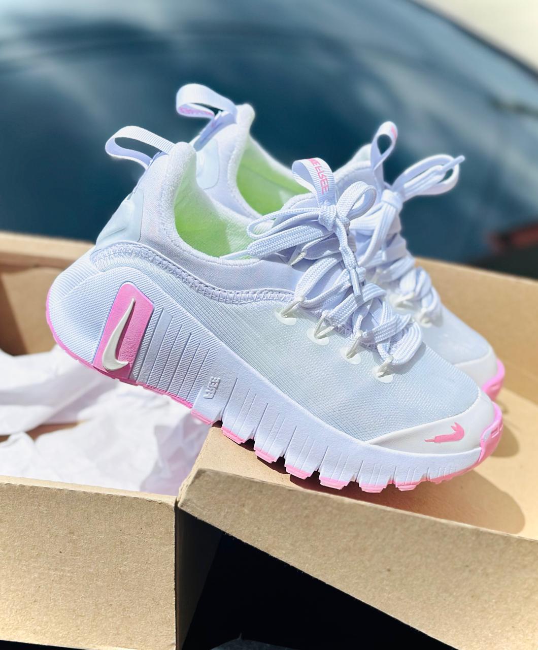 Tenis Nike Free Metcon Blanco Rosa Dama - Image 2